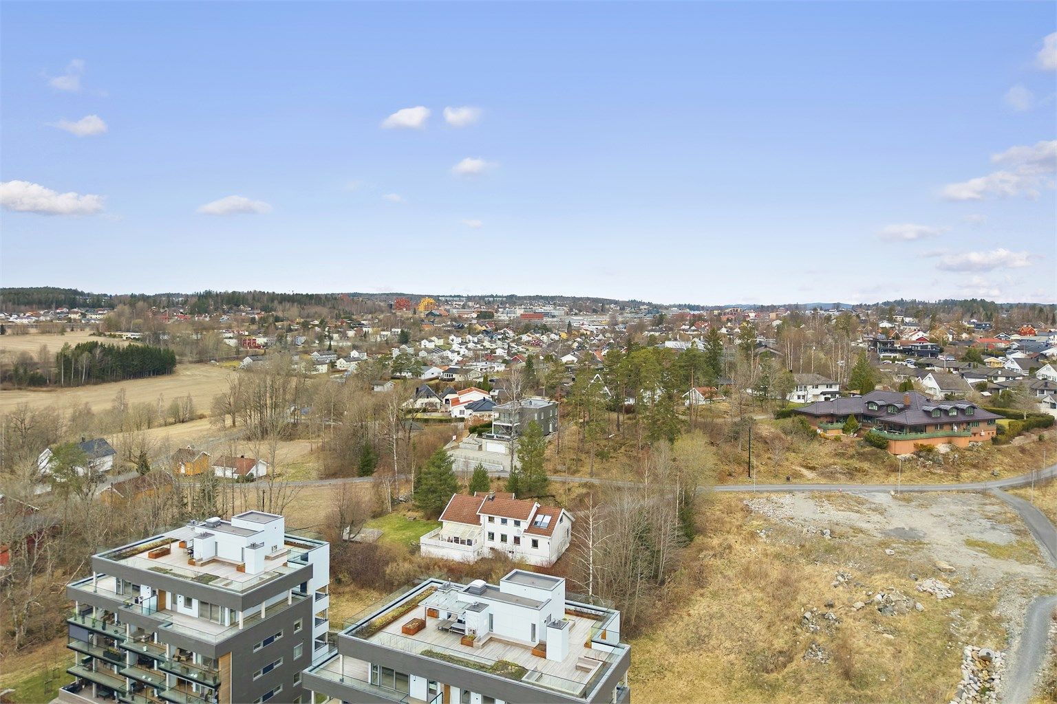 Man disponerer en flott felles takterrasse som innbyr til sosiale sammenkomster, med god utsikt og optimale solforhold.