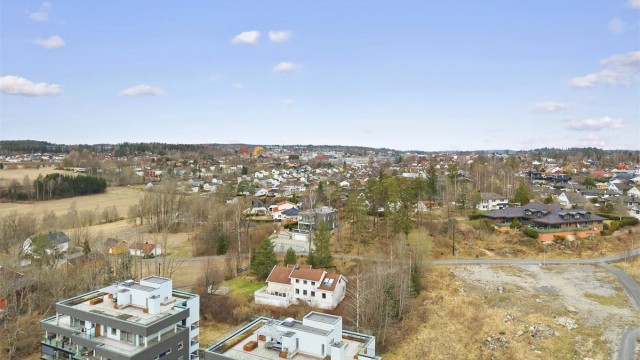 Man disponerer en flott felles takterrasse som innbyr til sosiale sammenkomster, med god utsikt og optimale solforhold.