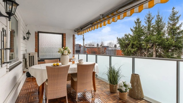 Terrassen vender mot vest og har gode solforhold, med sol til kvelden på sommerstid. Det er montert markise på terrassen
