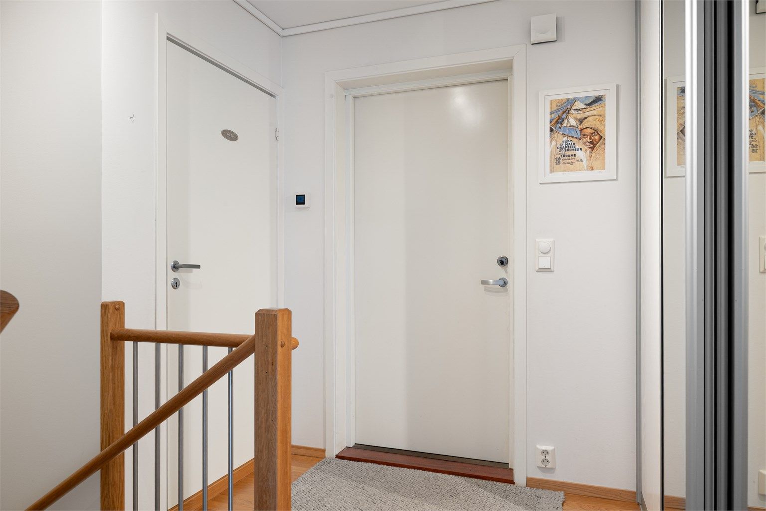 Inngangsparti med god skyvedørsgarderobe. 