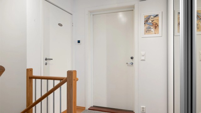 Inngangsparti med god skyvedørsgarderobe.