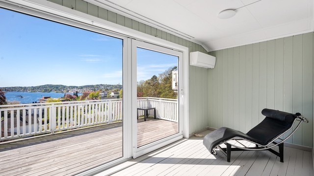 Stue i 3. etasje med store vindusflater hvor utsikten kommer frem. Her er det også utgang til egen terrasse