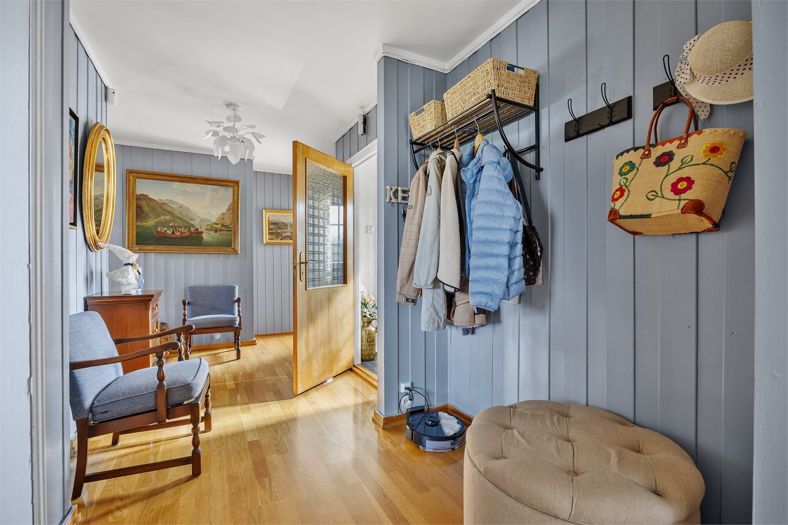 Boligen ønsker deg velkommen med en entré med god plass til oppheng av ytterklær og sko.