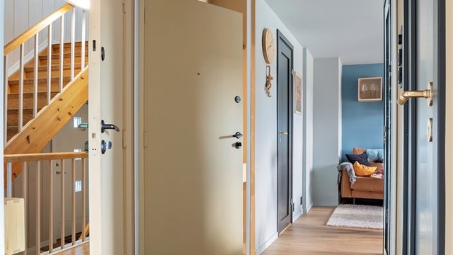 Man kommer inn i en lys og funksjonell entré, med skyvedørsgarderobe for oppbevaring.