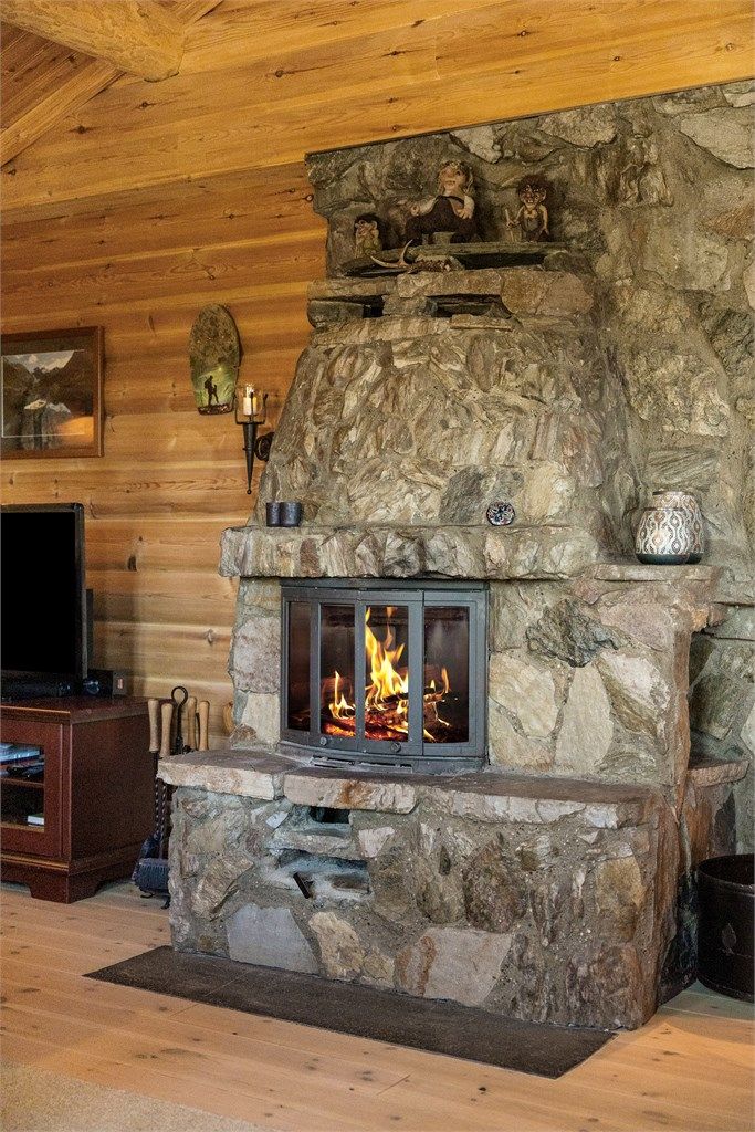 Den sentralt plasserte natursteinspeisen med innsats vender fint mot sofakroken.