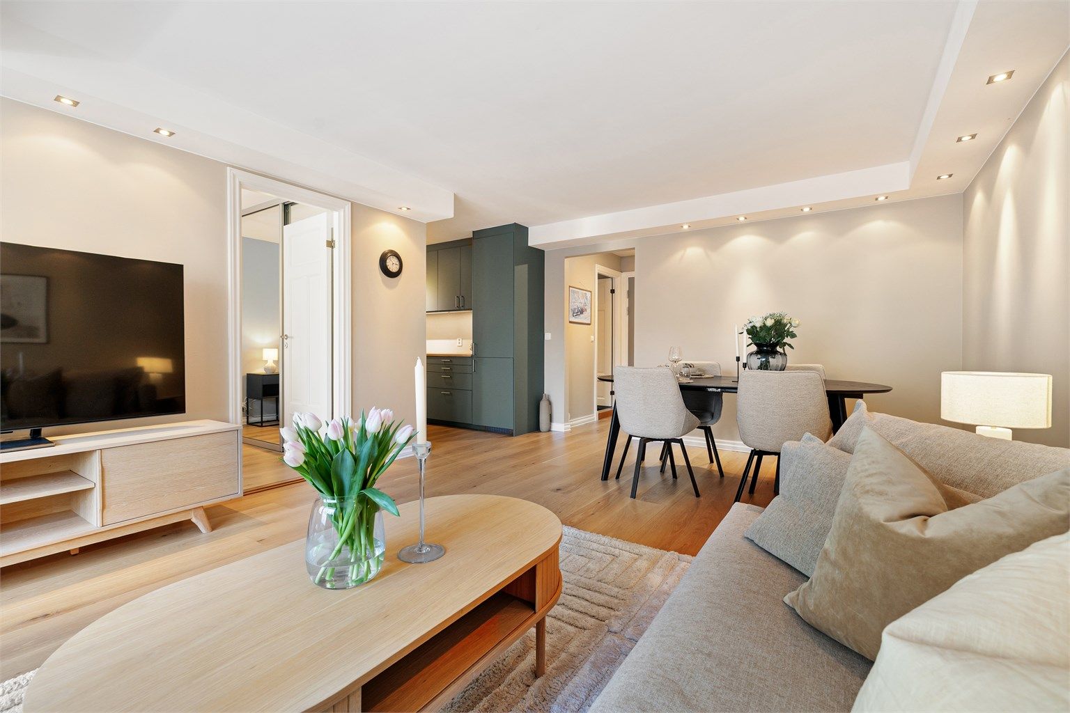 Den åpne løsningen skaper en god romfølelse og flyt mellom de ulike sonene.