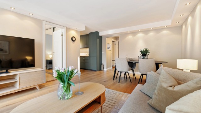 Den åpne løsningen skaper en god romfølelse og flyt mellom de ulike sonene.