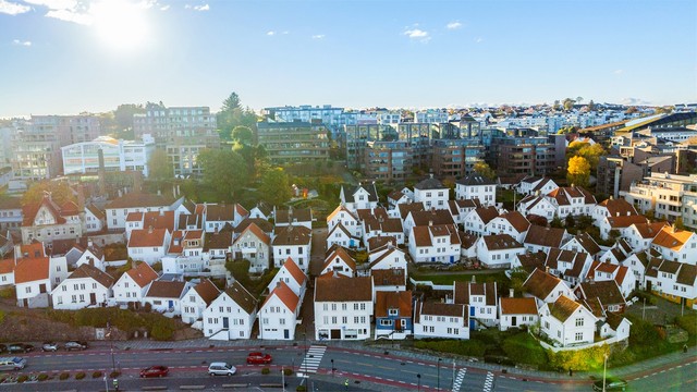 Boligen ble bygget i 1846 og er en del av et område bestående av sjel og sjarm. Boligen ligger i den vernede delen av Gamle Stavanger, hvor mye av bebyggelsen fra perioden 1830-1860 er bevart.
