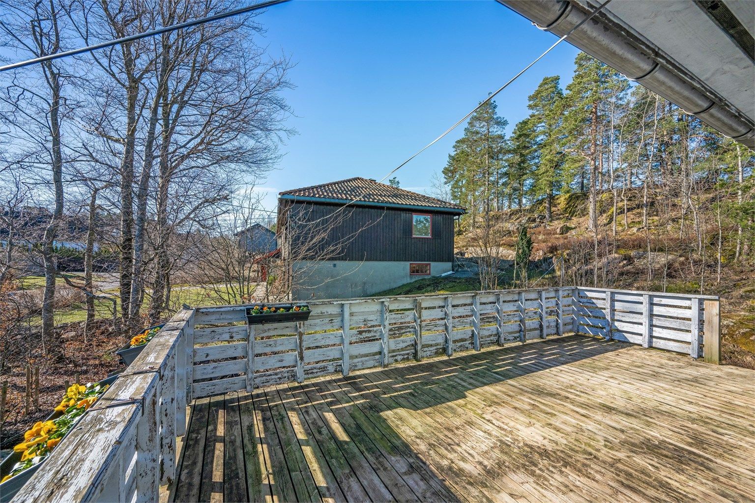 Fra den østvendte balkongen er det videre adkomst til en stor, sørvendt terrasse over garasjen.