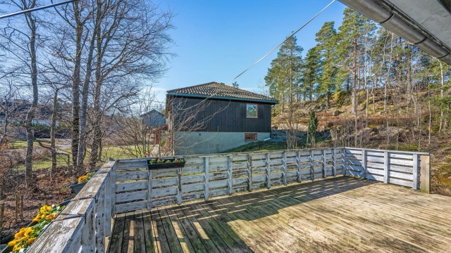Fra den østvendte balkongen er det videre adkomst til en stor, sørvendt terrasse over garasjen.