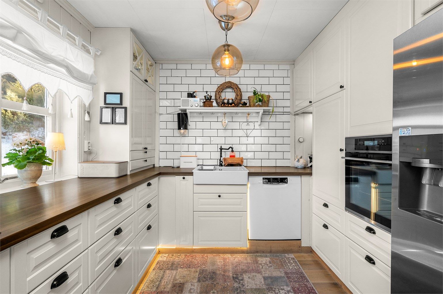 Nydelig kjøkken med innredning fra IKEA – funksjonelt utformet med gode arbeidsflater og rikelig med oppbevaring.