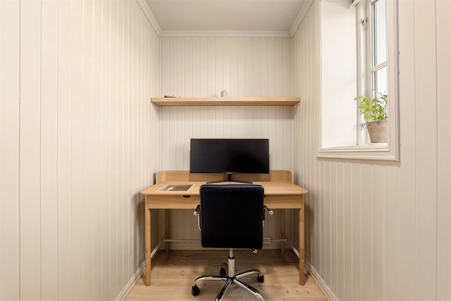 Soverom 2 er kompakt og benyttes i dag som kontor.