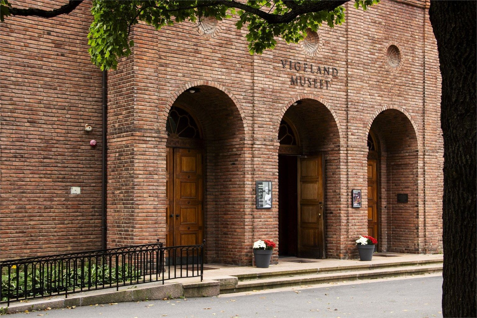 Frognerparken er den klart største parken i Oslos indre by, og her finner du blant annet Vigelandsparken og det populære Frognerbadet.