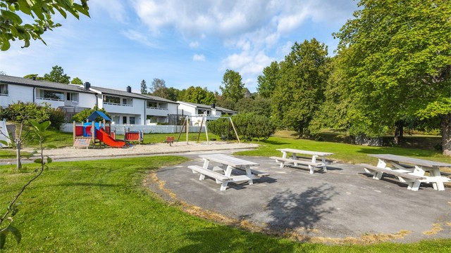 Boligen ligger i et bilfritt og trygt tun på Kolsås, omgitt av lekeplasser, barnehager, skoler og flotte turområder – alt innen kort gangavstand