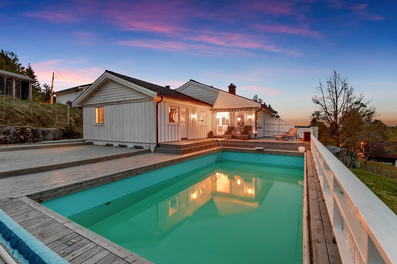 Stor tomt og opparbeidet uteområde. 