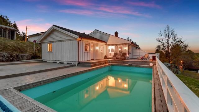 Stor tomt og opparbeidet uteområde.