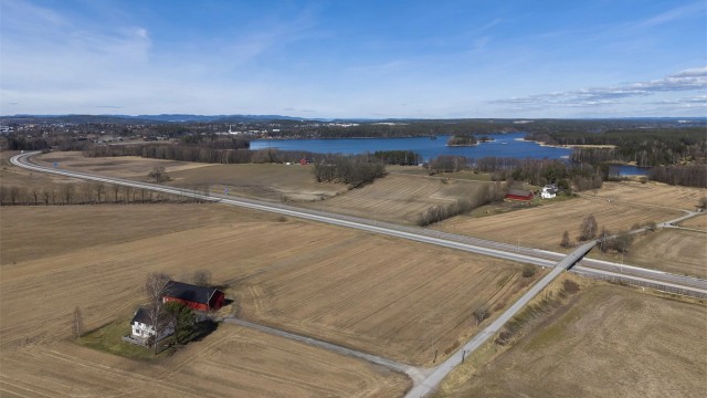 Fra eiendommen er det enkel tilgang til E6, og turen til Oslo Gardermoen tar litt over en time.