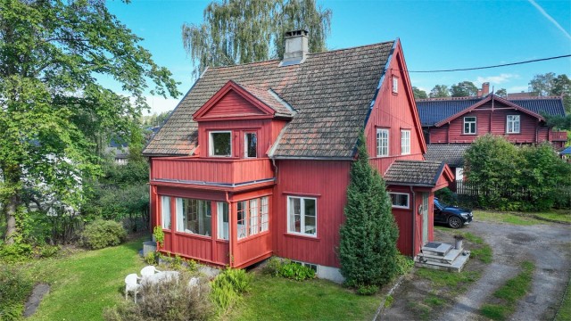 En sjarmerende villa med historie og karakter, klar for en ny eiers visjon.