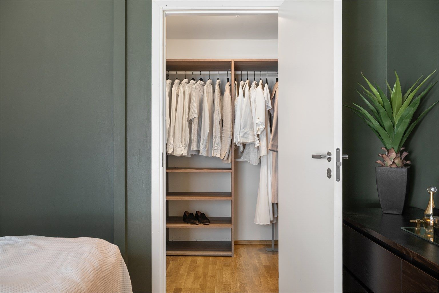 Bod innredet som walk-in-closet. 