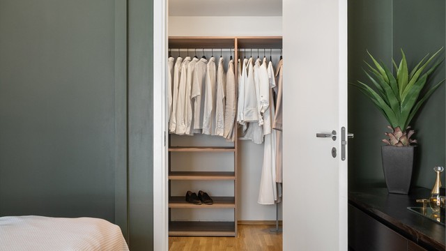Bod innredet som walk-in-closet.