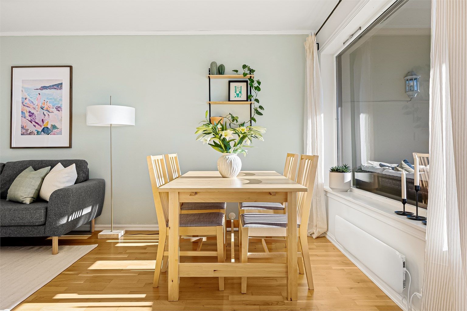 I fin overgang mellom stue og kjøkken er det også en naturlig plass for å innrede med et spisebord med mulighet for å invitere venner og familie på middager. 