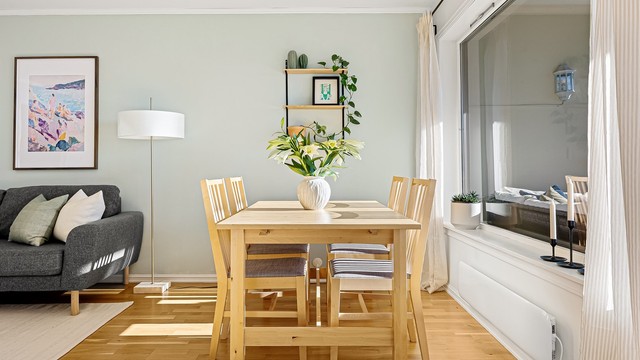 I fin overgang mellom stue og kjøkken er det også en naturlig plass for å innrede med et spisebord med mulighet for å invitere venner og familie på middager.