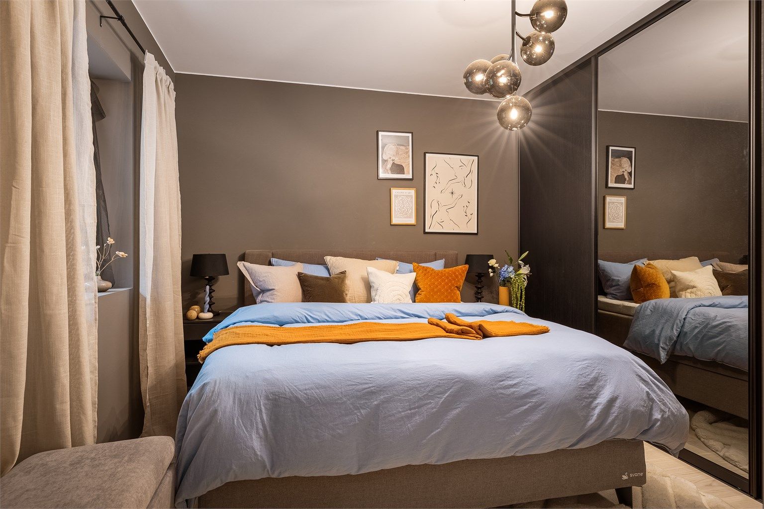 - Hovedsoverom med god skyvedørsgarderobe -