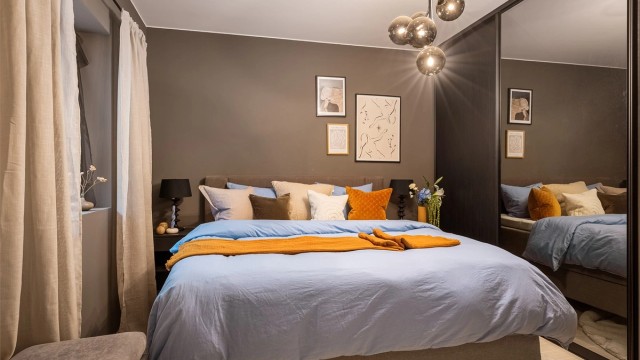 - Hovedsoverom med god skyvedørsgarderobe -