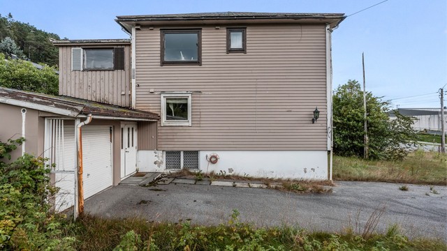 Hel tomannsbolig oppført i 1939, fordelt over to boetasjer med kjeller og uinnredet kaldt loft.