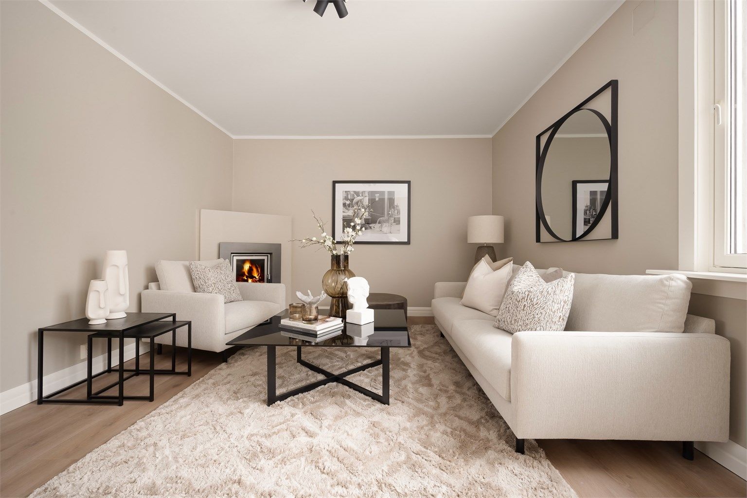 Ildsted sørger for en lun og hyggelig atmosfære.