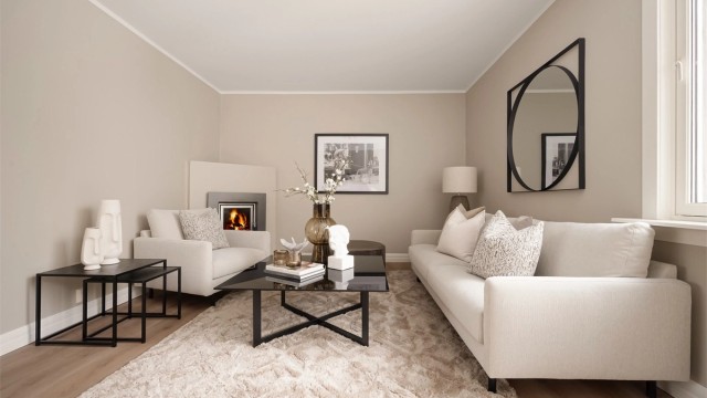 Ildsted sørger for en lun og hyggelig atmosfære.