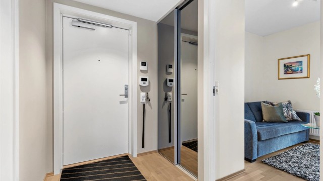Entré med integrert garderobeskap. Fra entreen er det tilgang til begge soverommene, badet, toalettrommet og kjøkken/stue.