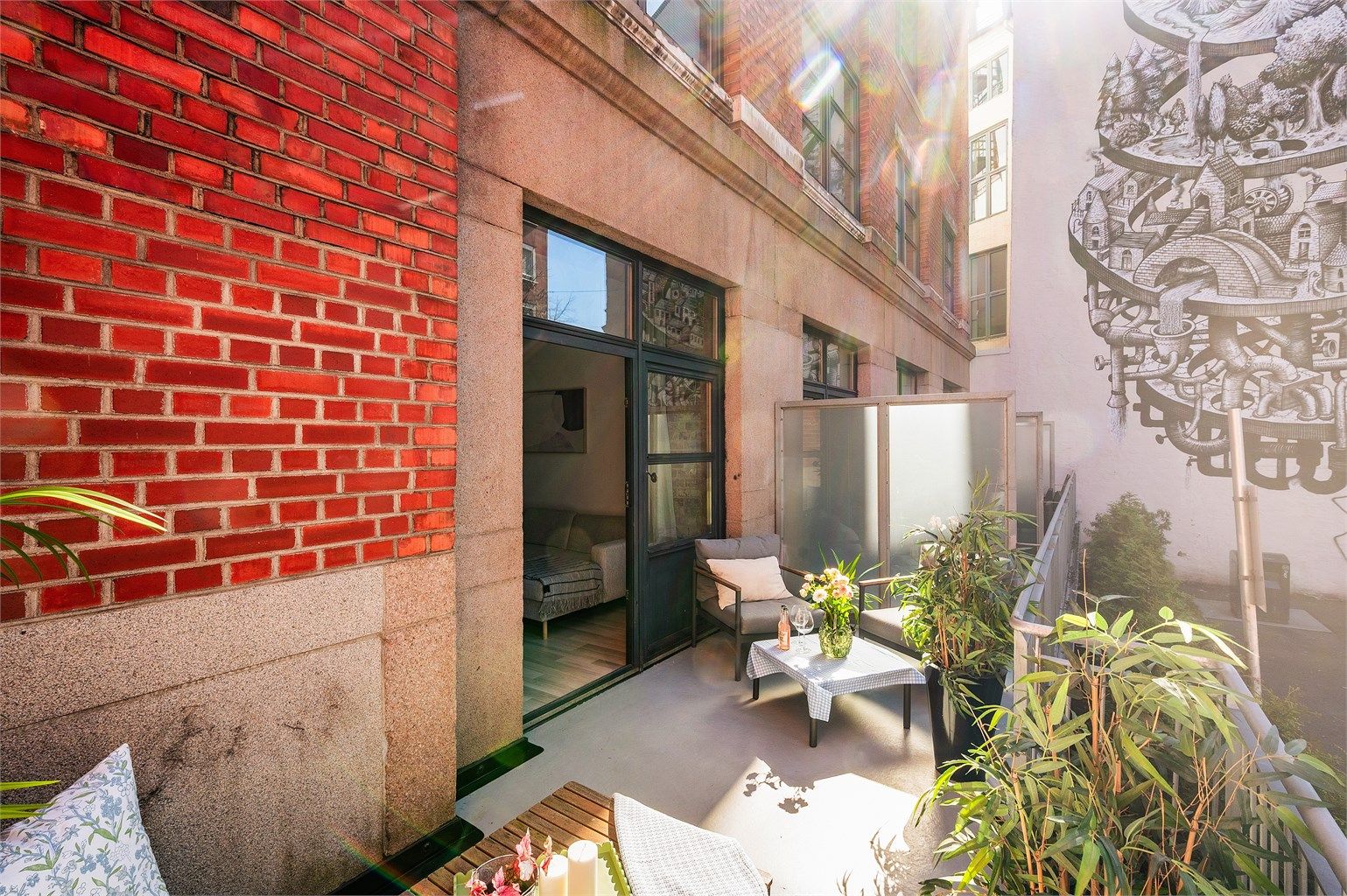 Leiligheten ligger i 1. etasje i et gammel fabrikkbygg som ble rehabilitert i 2006.