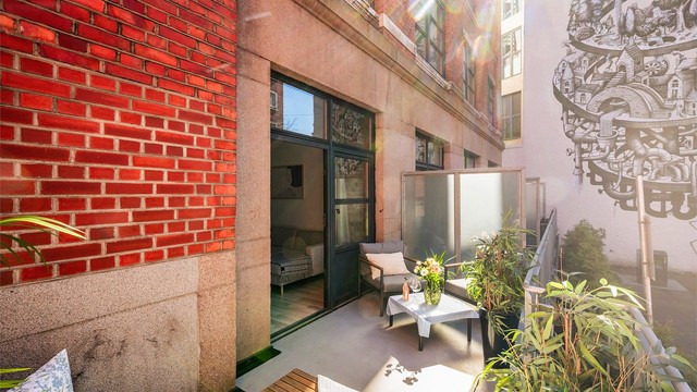 Leiligheten ligger i 1. etasje i et gammel fabrikkbygg som ble rehabilitert i 2006.