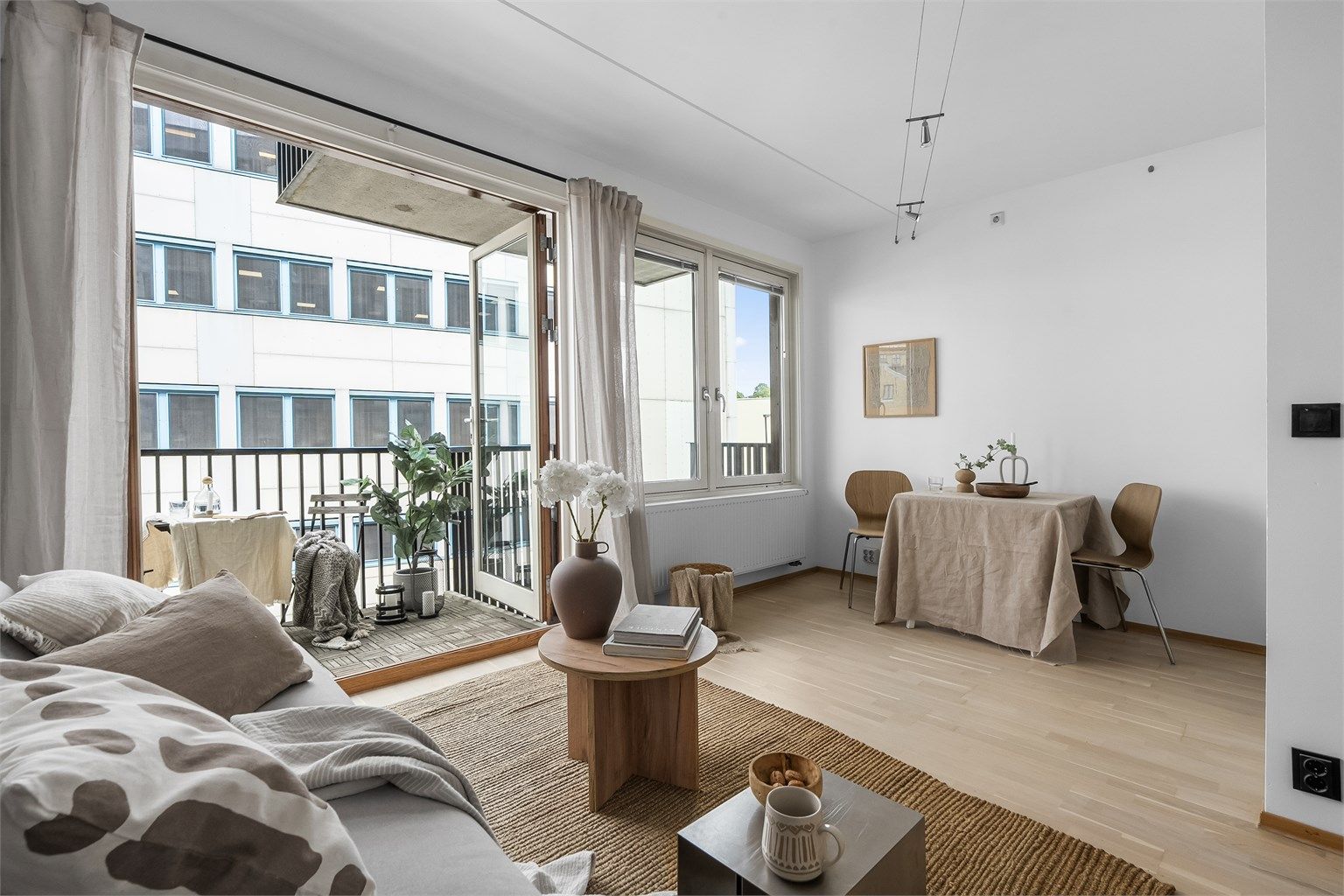 Velkommen til Lille Bislett 24, en lys og moderne 1-roms med balkong presentert av Marius Dyngeland Iversen. 