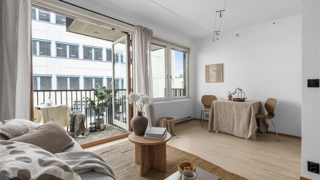 Velkommen til Lille Bislett 24, en lys og moderne 1-roms med balkong presentert av Marius Dyngeland Iversen.