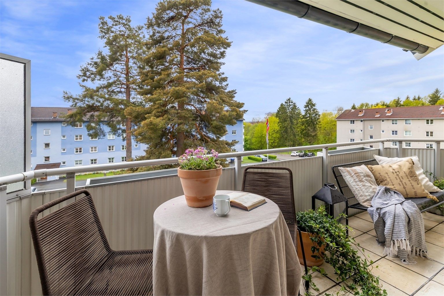 Her er det god plass til utemøblement som både sittegruppe og grill - det er tillatt med el- og eller gassgrill