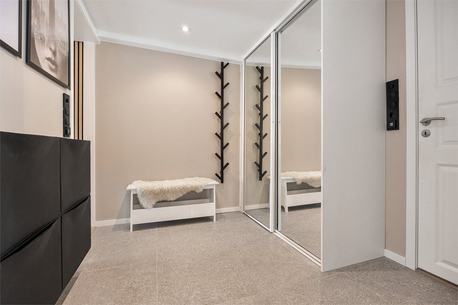 Entreen har fliser på gulvet med gulvvarme