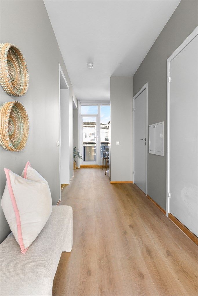 Gjennomgående enstavsgulv binder rommene sammen på en helhetlig måte.