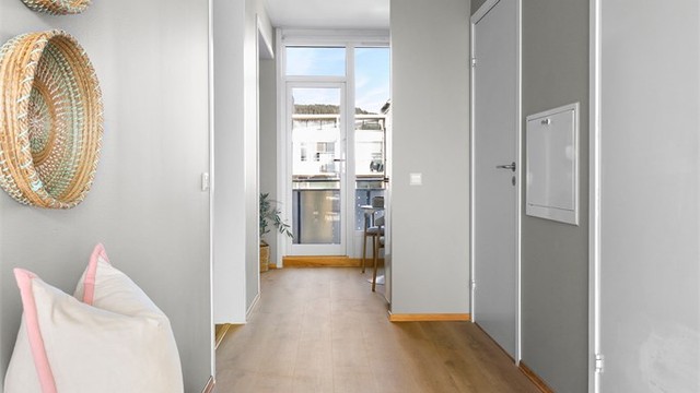 Gjennomgående enstavsgulv binder rommene sammen på en helhetlig måte.