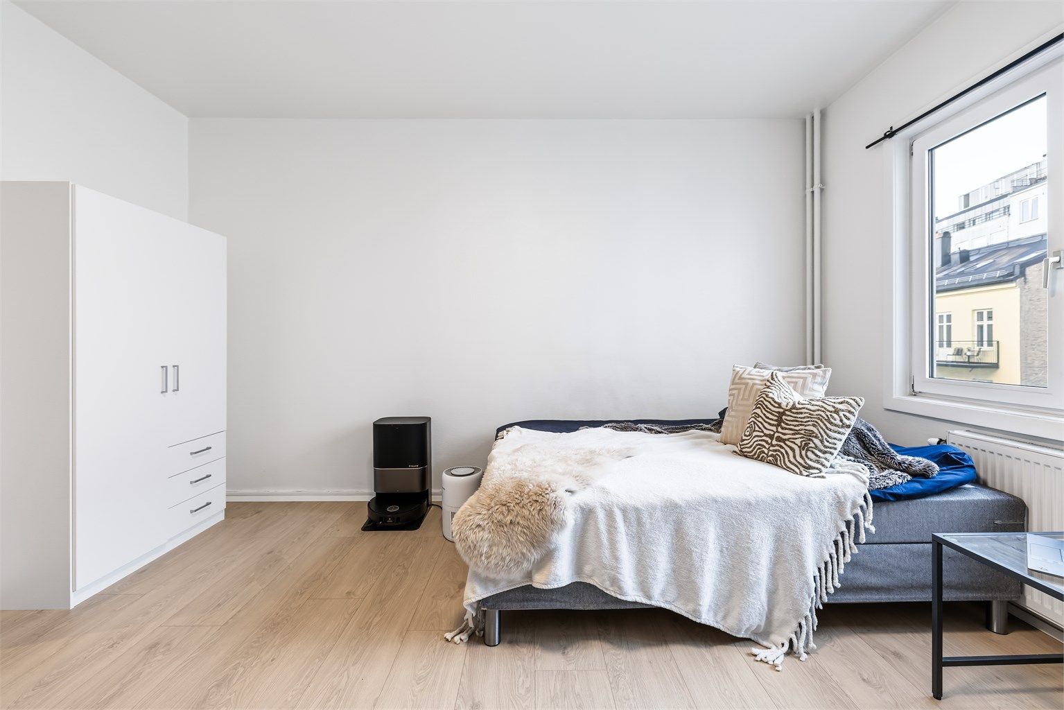 Plass til hyggelig sofagruppe med tilhørende salongbord. Her kan man møblere med sovesofa for å maksimere leilighetens oppholdsrom.