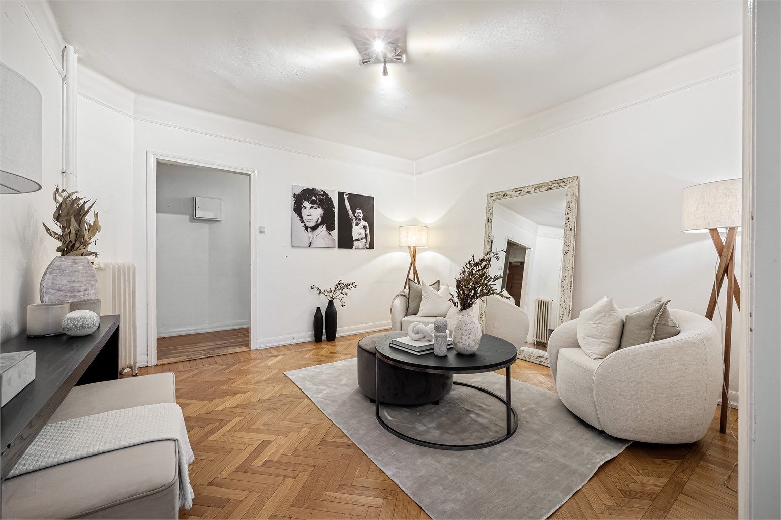 En av leilighetens stuen er romslig er har god plass til å møblere etter eget ønske. 