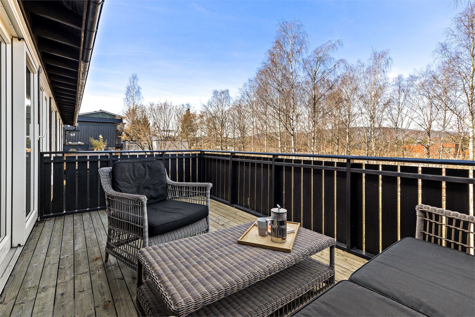 Balkongen med utgang fra stuen har plass til utemøbler og hyggelig utsyn mot grøntarealer.