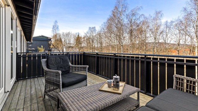Balkongen med utgang fra stuen har plass til utemøbler og hyggelig utsyn mot grøntarealer.