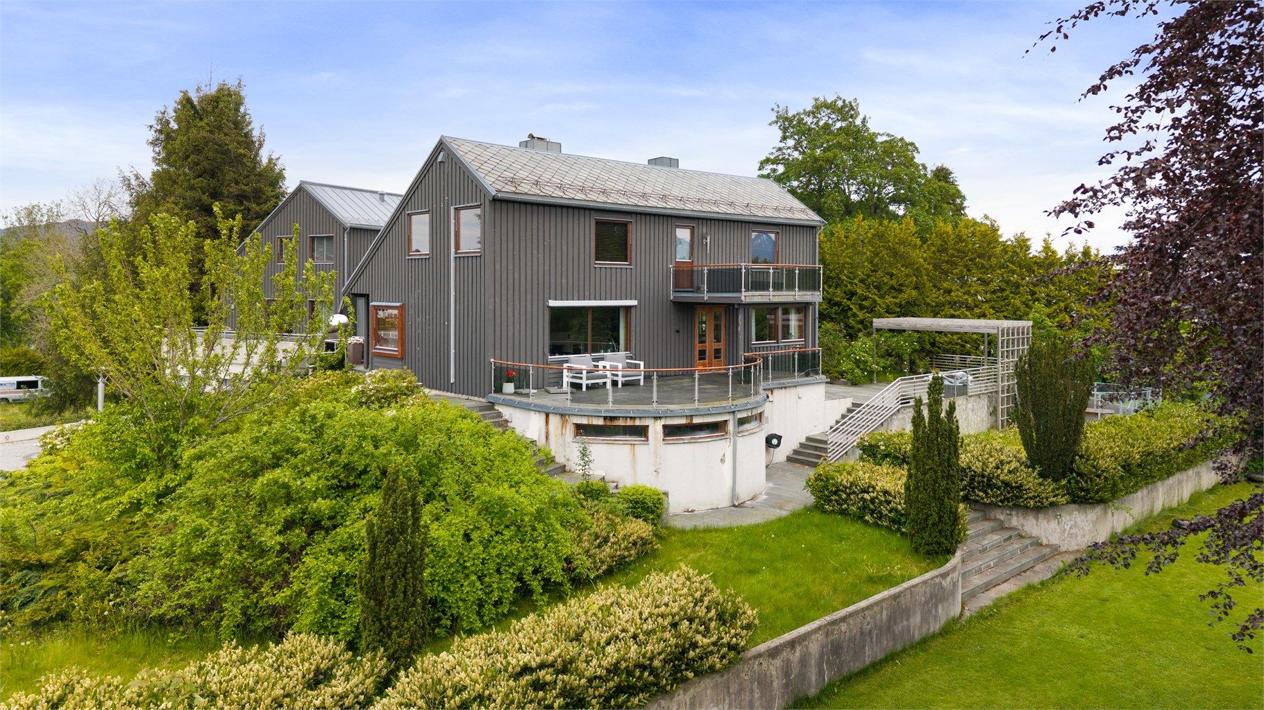Innholdsrik villa over tre plan med skiferbelagte terrasser og opparbeidet hage.
Foto: Stian Wiik