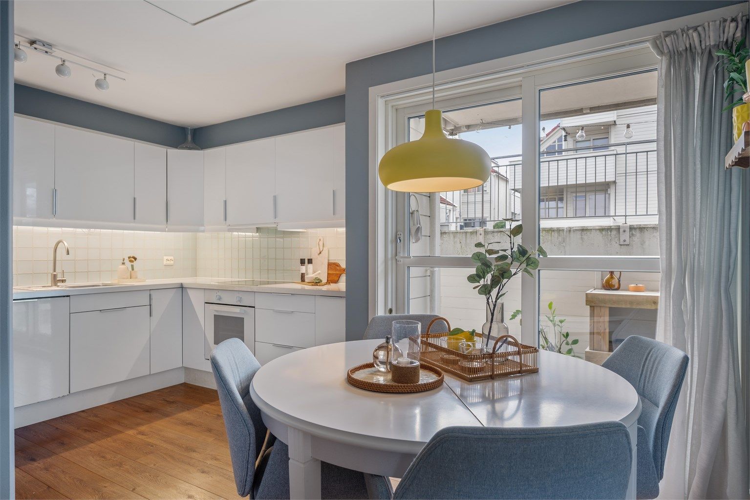 Romslig og fint kjøkken med god oppbevaringsplass. 