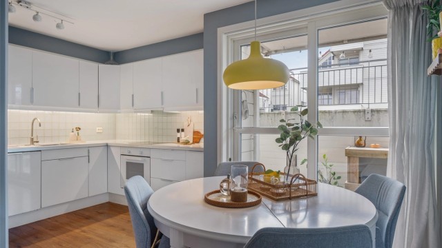 Romslig og fint kjøkken med god oppbevaringsplass.