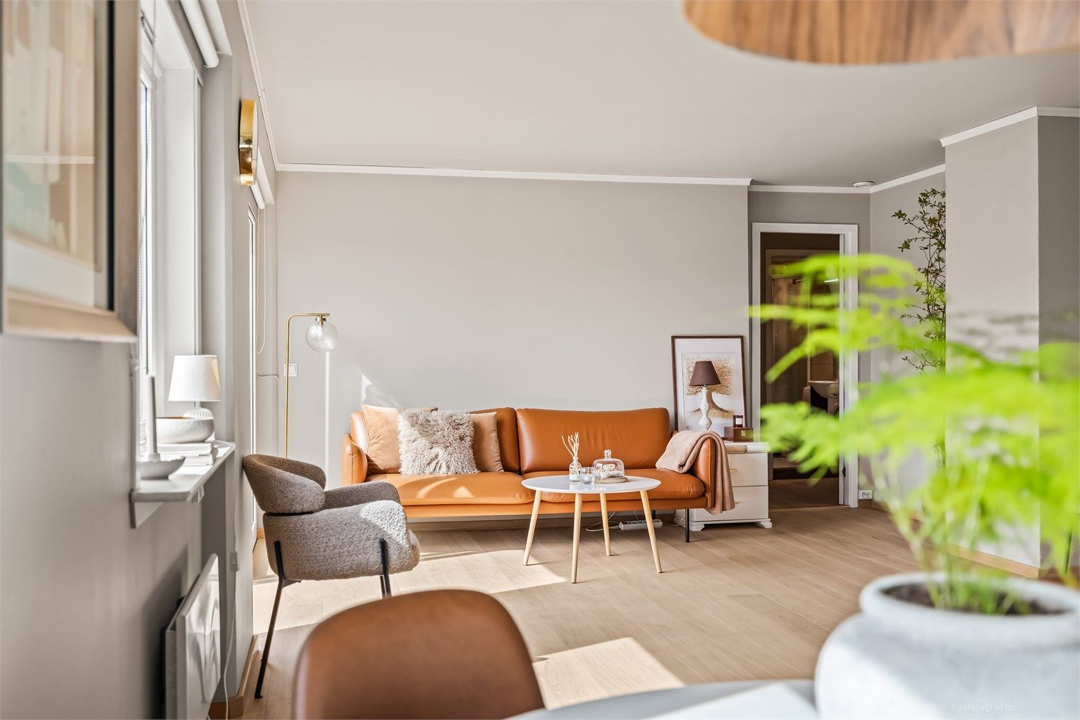 Leiligheten ble overflateoppusset i 2024 - herunder utskiftning av gulv, vegger og himling i alle rom (unntatt bad)