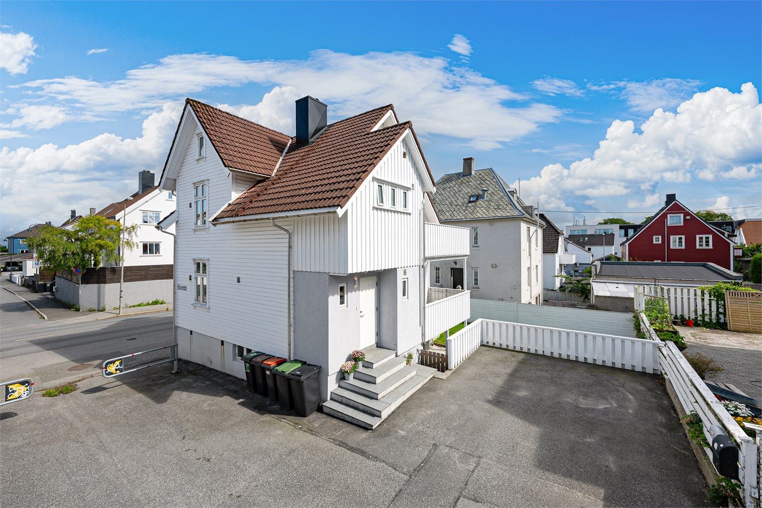Egen parkeringsplass og el-bil lader som følger. Det er felles hage til sameiet. Bod i kjeller med lagring. 