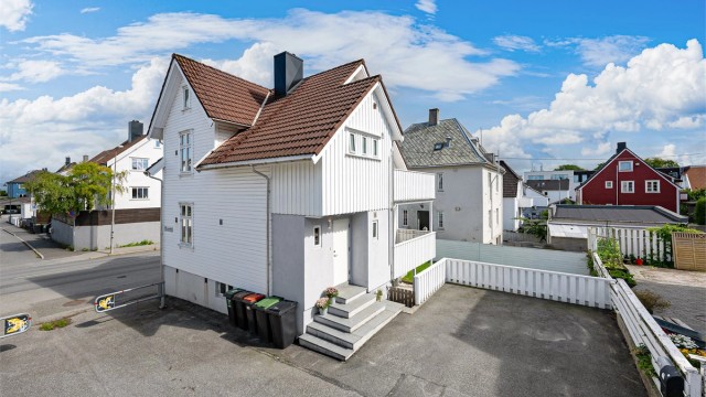 Egen parkeringsplass og el-bil lader som følger. Det er felles hage til sameiet. Bod i kjeller med lagring.